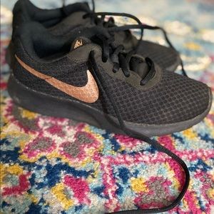 Nike tanjun women’s running shoe